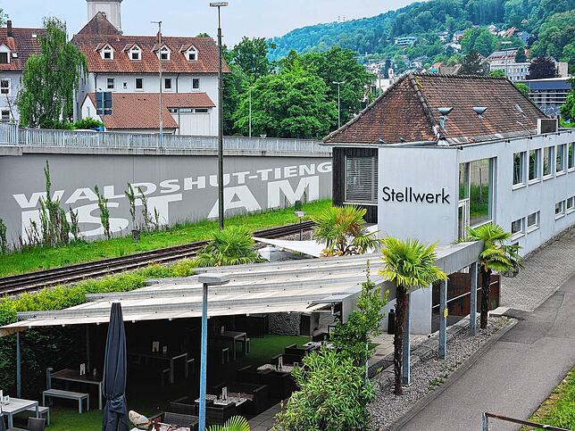 Über die Stadtgrenzen Waldshut-Tiengens weit bekannt: Das Stellwerk direkt an den Gleisen der Hochrheinstrecke.