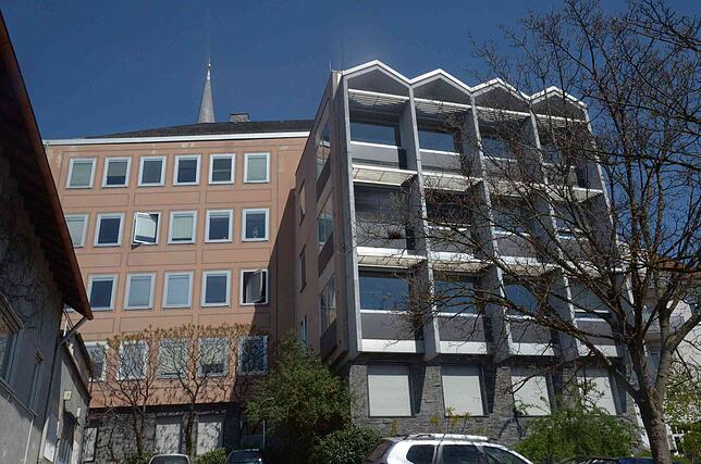Nüchtern, zweckmäßig, eigenwillig: das Markdorfer Rathaus von der Bundesstraße aus betrachtet. In dessen Sanierung wird die Stadt 2020 ...