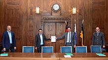 Den Gestattungsvertrag unterzeichneten (von links) Edmund Martin und Stefan Schlachter von der Energiedienst AG, Oberbürgermeister Erik ...