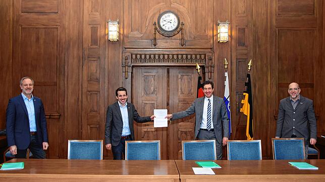 Den Gestattungsvertrag unterzeichneten (von links) Edmund Martin und Stefan Schlachter von der Energiedienst AG, Oberbürgermeister Erik ...