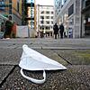 Bald überflüssig? Die Maskenpflicht könnte weitestgehend fallen. Achtlos weggeworfene Masken wie diese sind jedoch ein unterschätztes ...