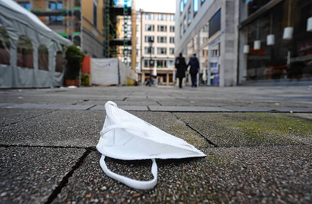 Bald überflüssig? Die Maskenpflicht könnte weitestgehend fallen. Achtlos weggeworfene Masken wie diese sind jedoch ein unterschätztes ...