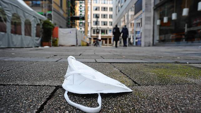 Bald überflüssig? Die Maskenpflicht könnte weitestgehend fallen. Achtlos weggeworfene Masken wie diese sind jedoch ein unterschätztes ...
