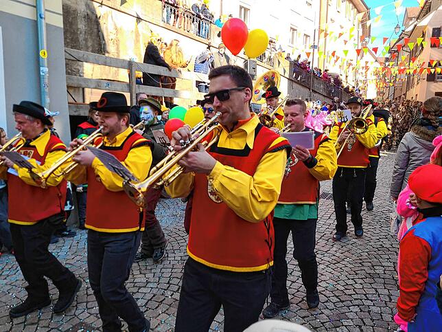 Bild 4: Fasnachtsumzug 2025: Narren erobern die Laufenburger Innenstadt