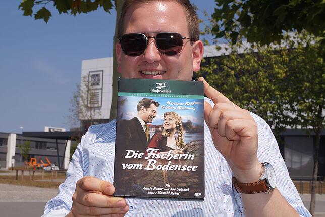 Mario Böhler zeigt die DVD des Klassikers.