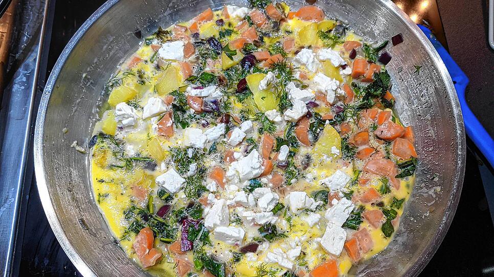 Sieht nicht nur lecker aus: Dieses Gemüseomelett mit selbst gesammelten Wildkräutern schmeckt auch.