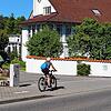Zwischen den Hausnummern 12 und 18 der Langenrainer Straße in Dettingen führt der Bodenseeradweg in einem spitzen Linksknick weiter. An ...