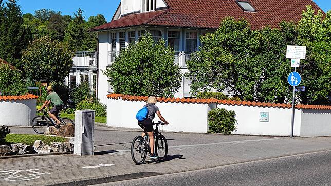 Zwischen den Hausnummern 12 und 18 der Langenrainer Straße in Dettingen führt der Bodenseeradweg in einem spitzen Linksknick weiter. An ...