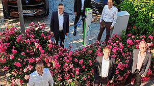 Bürgermeister Jochen Spieß, Roland Schmidberger (Netze BW) und Werkleiter Klaus Hipp (vorn, von links) sowie (hinten, von links) Tilman ...