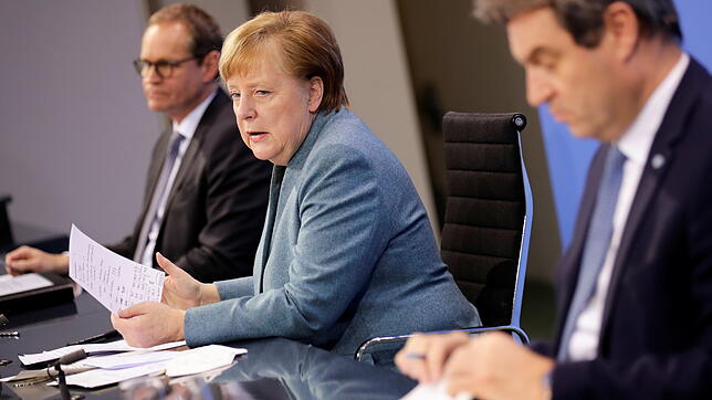 Bundeskanzlerin Angela Merkel (CDU, M), spricht zwischen Michael Müller (SPD, l), Regierender Bürgermeister von Berlin, und Markus Söder ...