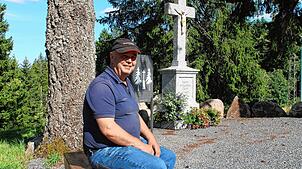 Auch die Pflege der kleinen Anlage rund um das Wegkreuz hat Friedrich Ganzmann übernommen.