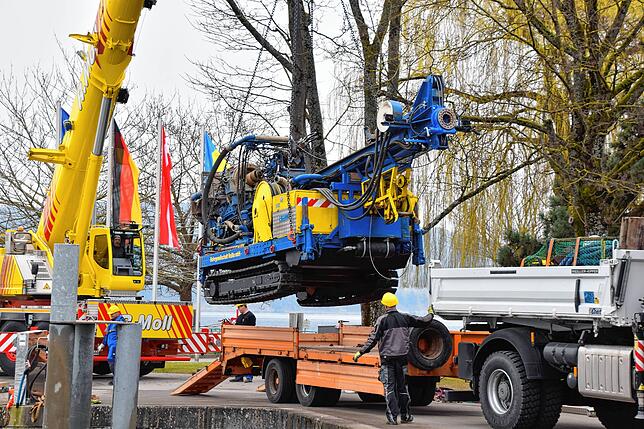 Bild 24: Bilder vom Zusammenbau einer Bohrplattform im Bodmaner Hafen