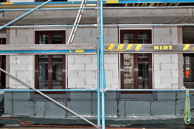 Im Haus vier der Anlage sind bereits die ersten Fensterelemente eingebaut.
