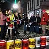 Teilnehmerinnen der Mahnwache unter dem Motto &bdquo;SOS Kita&ldquo; mit Thomas Weisz, Verdi-Gewerkschaftssekretär Bereich Südbaden ...