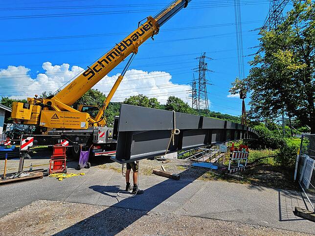 Bild 12: Die neue Brücke über die Schlücht ist da! Das sind die Bilder vom Aufbau
