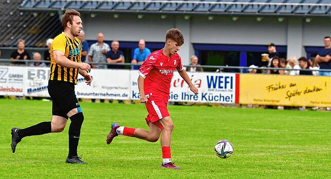 Auf dem Weg zum Siegtor: Im Finale des Waldhaus-Cup war Tim Granacher seinem Gegenspieler Hannes Wälde (links) vom SV Nöggenschwiel ...