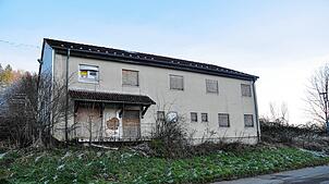 Das alte Jugendhaus Malibu, ehemals auch Aussiedlerwohnstätte, soll abgerissen werden. Die Abbruchkosten sind im Etat 2025 der Stadt ...