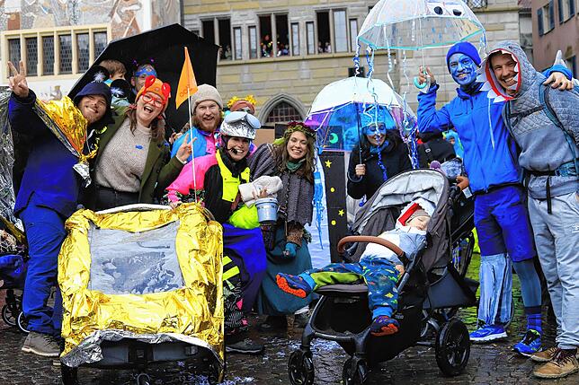 Bild 36: Überlingen am Schmotzigen Donnerstag: Bunte Bilder vom Kindergarten-Zug in der Altstadt