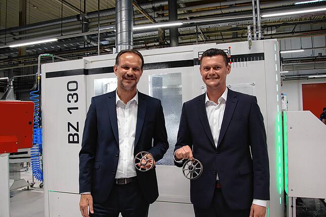 Zahnräder für das E-Bike-Getriebe: Matthias Aust, Geschäftsführer der Herzog GmbH (links), und Daniel Basok, Finanzvorstand der HGears ...