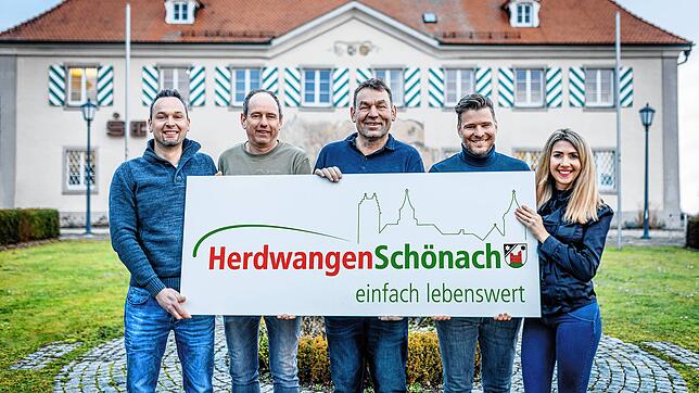 Sie suchen einen Bürgermeister für Herdwangen-Schönach: (von links) Michael Möhrle, Wolfgang Neuburger, Harald Geng, Winfried Wetzel und ...