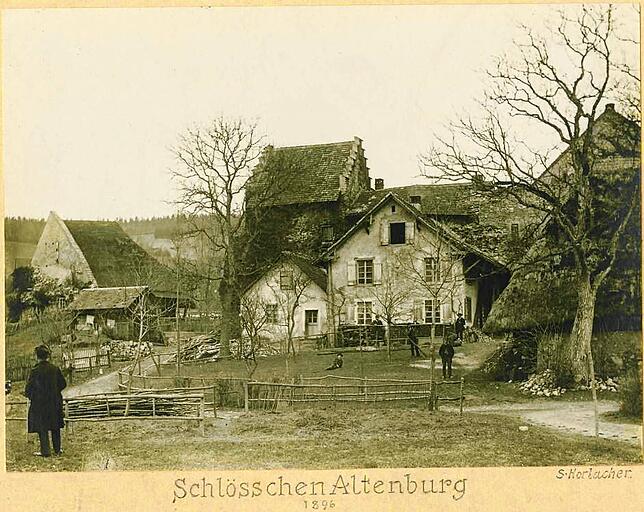 Die historische Aufnahme von 1896 zeigt das Schlössli mit den meterhohen spätrömischen Mauern von Süden.