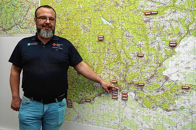Christian Scheuble, Abteilungsleiter der Leitstelle des Notrufes 112, zeigt auf der Karte, wo sich die Notrufzentrale befindet ...