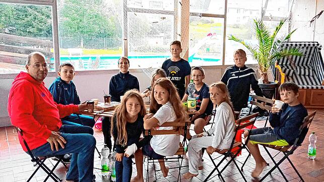 Eine Baywatch-Übernachtung der DLRG geht für die Nachwuchs-Retter mit einem Frühstück zu Ende, das wegen Regens ins Innere verlegt ...