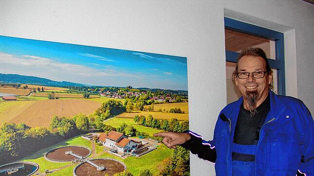 Abwassermeister Peter Godau zeigt anhand einer Luftaufnahme, wo die Kläranlage in Buggensegel erweitert werden soll. Das Bild entstand ...
