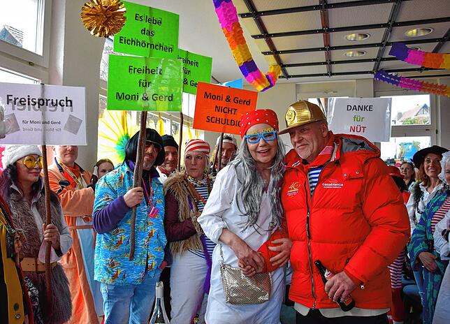 Freispruch für Gerd und Moni Gamp (von rechts) forderten die Anhänger der ehemaligen Vereinswirte, das Gericht hatte jedoch auch hier ...