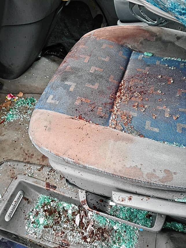 Die Messerattacke auf den Kleinbus hat heftige Spuren hinterlassen.
