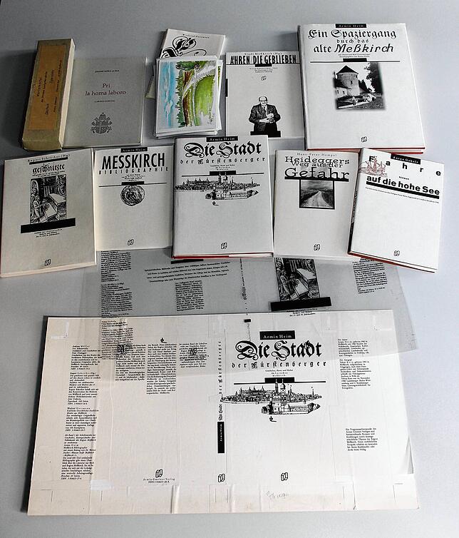 In den 80er Jahren waren die Bücher des Gmeiner Verlages noch überwiegend schwarz-weiß gedruckt. Oben links ist die Wörterkartei in der ...