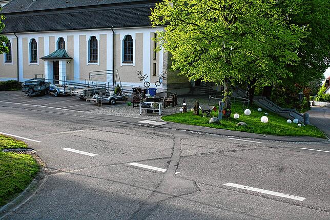 Streich in der Walpurgisnacht in Oberwihl: Wer etwas vermisst, muss am 1. Mai bei der Kirche nachsehen. Hier wurde allerlei ...