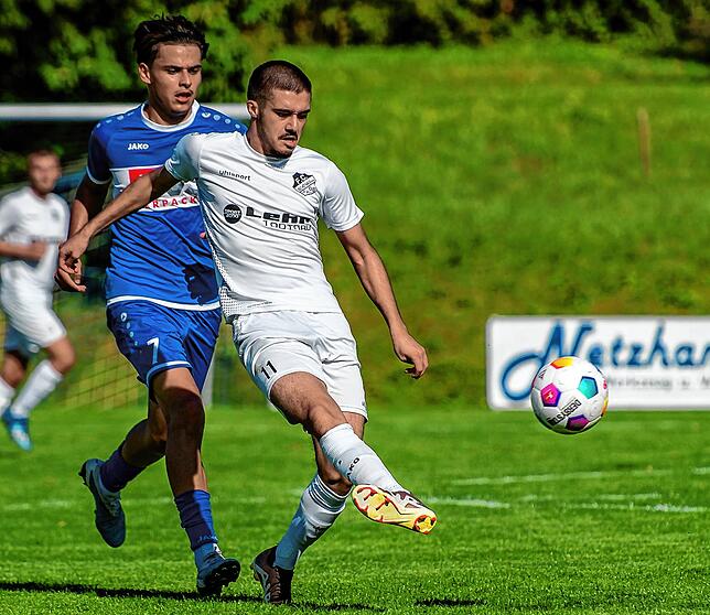 Starker Auftritt: Yasin Demirci (vorn, gegen den Erzinger Ehad Demirdal) verdiente sich beim 2:0 des FC Schönau beim FC Schlüchttal ein ...
