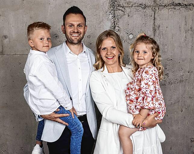 Johannes Henne mit seiner Frau Emma und den beiden Kindern.