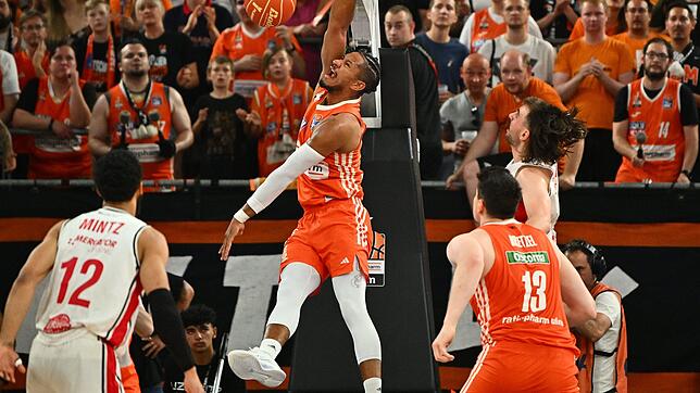 Karim Jallow bejubelt einen Dunk.