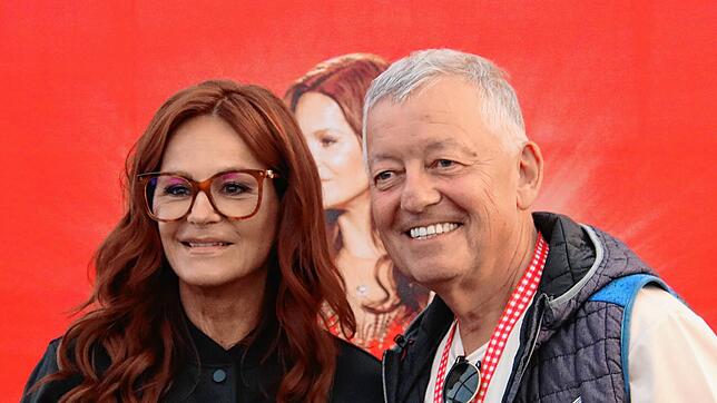 Veranstalter Ewald Restle freut sich mit Schlagerstar Andrea Berg über das Pfullywood-Festival im Seepark Linzgau in Pfullendorf.