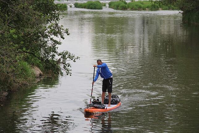 Bild 7: Stand-Up-Paddler macht sich zu Fuß auf den Weg