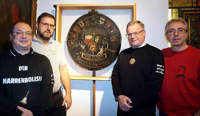 Historische Rarität: Das Narrenbrett aus dem frühen 18. Jahrhundert in der Stube der Bürger- und Narrenzunft 1503 Tiengen im Schloss ...