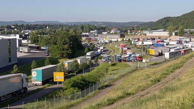 Der Stau an wartenden Lastwagen reicht vom Zollhof bis ins Kaitle und manchmal sogar bis auf die L 161 zwischen Kaitle und Gurtweil.