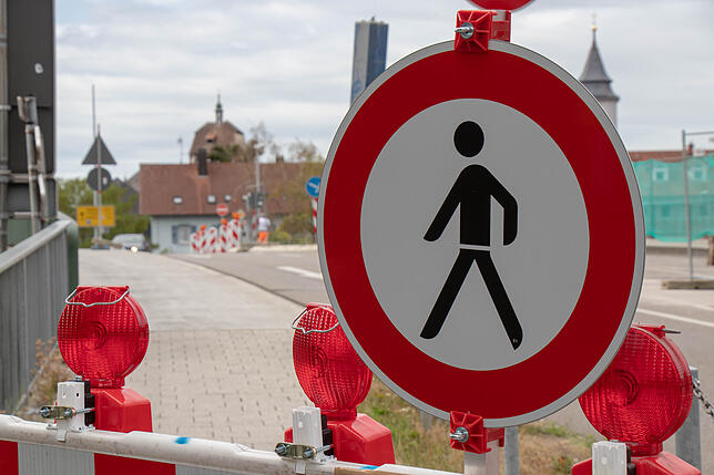 Die Sanierung der ersten Brückenseite hat begonnen. Der Verkehr wird umgeleitet und auch Fußgänger müssen Umwege in Kauf nehmen.