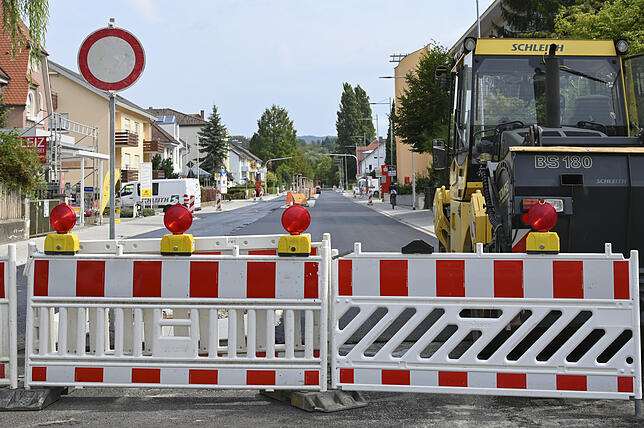 Stop, vorerst kein Durchkommen: In der Konstanzer Straße wird es noch bis Ende November aufgrund der Sanierungsarbeiten immer wieder zu ...