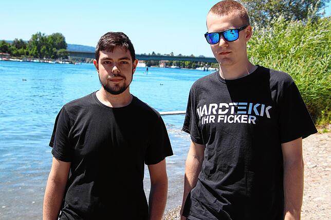 Justin Meurer (links) und Simon Rentz stehen am Rheinufer in Konstanz.