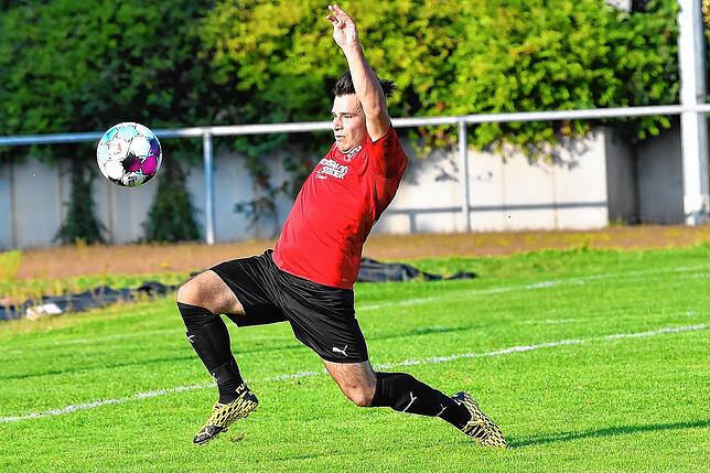 Bild 3: SV Herten müht sich zu einem 2:0 gegen den FC Hochrhein &ndash; und wir haben Bilder!