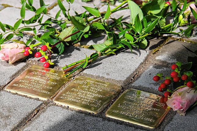 Verlegung der Stolpersteine für Agnes Fetzer, Anna Fetzer und Josefine Fetzer.