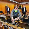 Ehe die Notebooks an die Schüler ausgeliefert werden können, werden sie von Mitarbeitern der Bildungs-IT konfiguriert und systemsicher ...