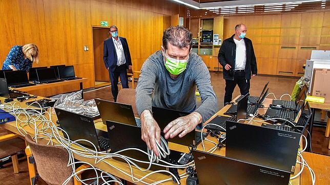Ehe die Notebooks an die Schüler ausgeliefert werden können, werden sie von Mitarbeitern der Bildungs-IT konfiguriert und systemsicher ...