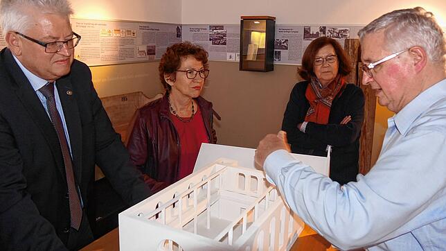 Unser Archivbild zeigt, wie bei einem Treffen im Jahr 2017 Museumsleiter Joachim Klose (rechts) und Trägervereinsvorsitzender Heinz ...