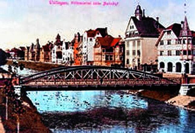 Wie pittoresk Villingen früher war, macht diese kolorierte Postkarte klar: Im Vordergrund die alte Luisenbrücke. Die Luisenstraße zieht ...