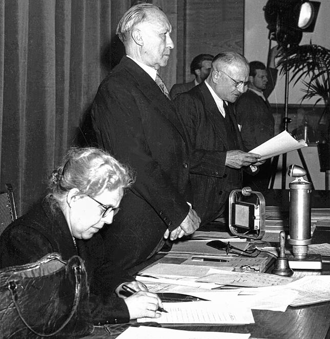 Konrad Adenauer (stehend) im September 1948 als Präsident des Parlamentarischen Rats, während der Stimmzählung für die Abstimmung über ...