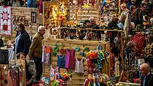 Dichtes Gedränge: Das Angebot des Adventsmarkts mit vielen selbst gemachten Erzeugnissen überzeugt die Besucher. So mancher ist von der ...